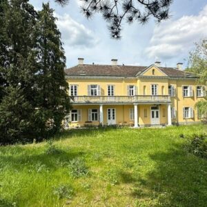 Уникално бижу  „Малкият Шьонбрун" с около 2500 м² парк градина